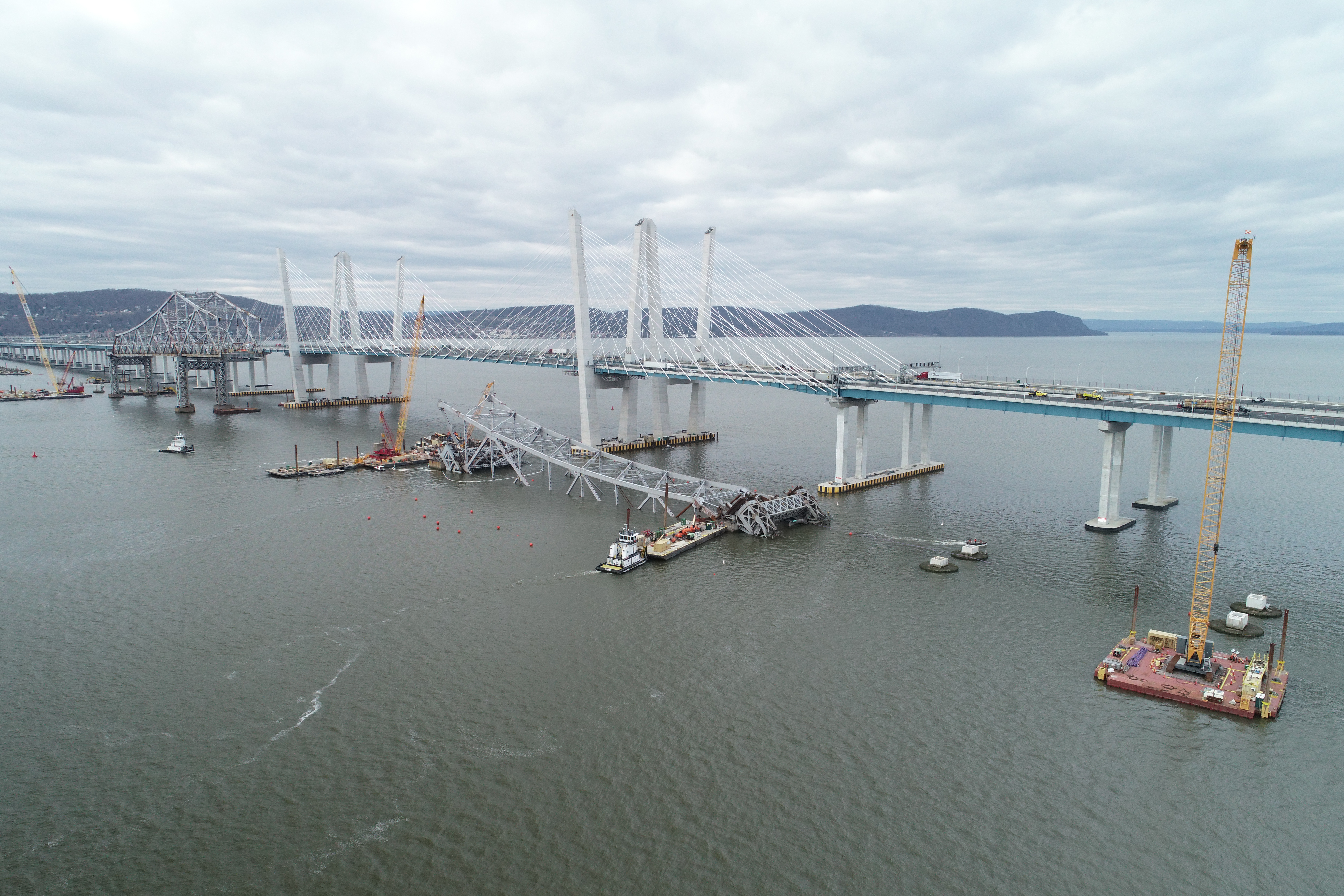 Barges build the Tappan Zee bridge